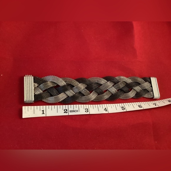 Mesh tricolor metallic bracelet with magnetic closure - Picture 5 of 5